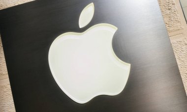 Apple Store mağaza önünde marka logosuna