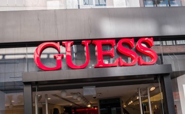 Bir mağaza önünde logosuna tahmin