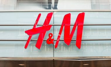 H ve M logosu bir store üzerinde
