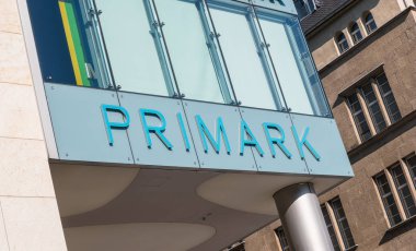 Logolu PRIMARK mağaza