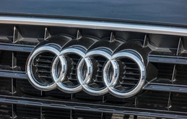 Bir araba ızgara üzerinde Audi amblemi
