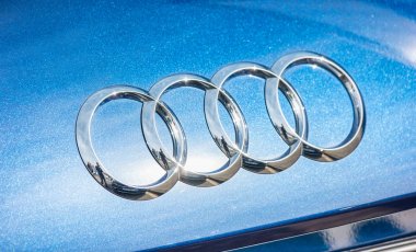 Üzerinde mavi bir araba Audi amblemi