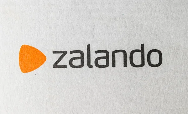 Zalando-Logo auf einer Schachtel — Stockfoto