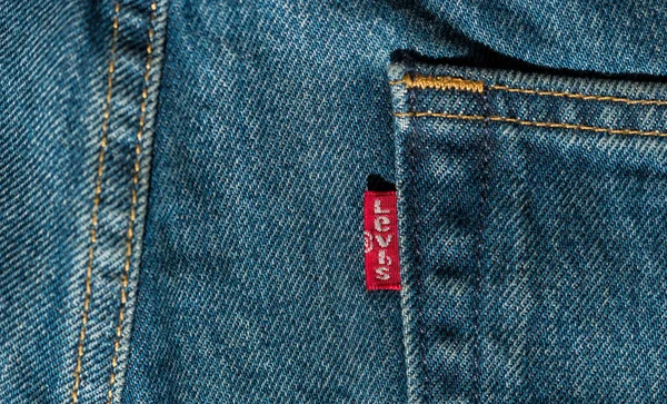 Primo piano dell'etichetta LEVI su un blue jeans — Foto Stock