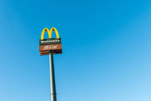 Signo de restaurante McDonald 's contra el cielo azul — Foto de Stock