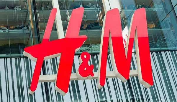 Logo H & M di toko — Stok Foto