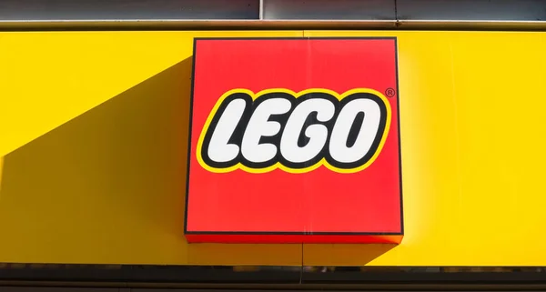 Logotipo de Lego en una tienda frontal — Foto de Stock