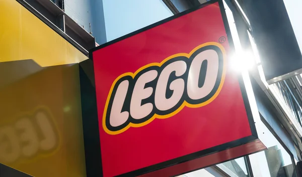 Logotipo de Lego en un edificio — Foto de Stock