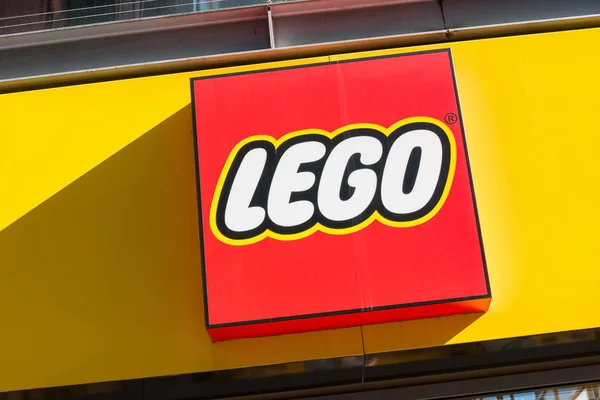 Logotipo de Lego en una tienda frontal — Foto de Stock