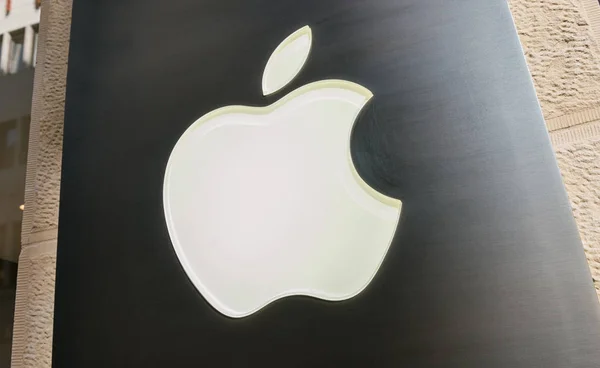 Apple ondertekenen op de Apple store — Stockfoto