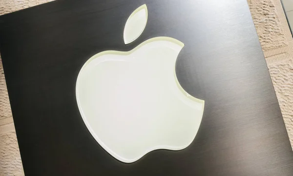 Apple Store merk logo op de voorkant van de winkel — Stockfoto