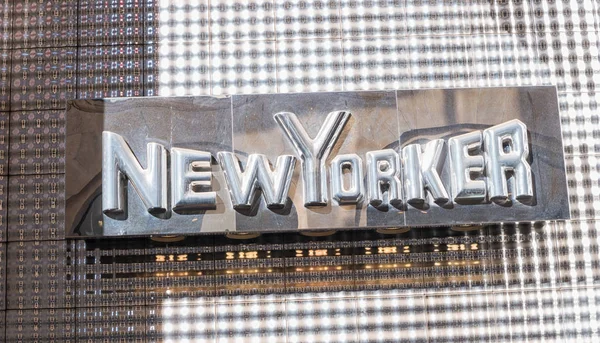 New Yorker logo sign on a store front — Stock Photo, Image