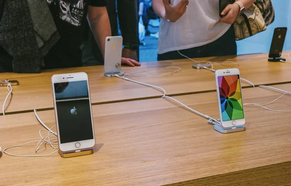 Презентация iPhone 8 и iPhone 8 плюс и продажа новых продуктов Apple в официальном магазине Apple — стоковое фото