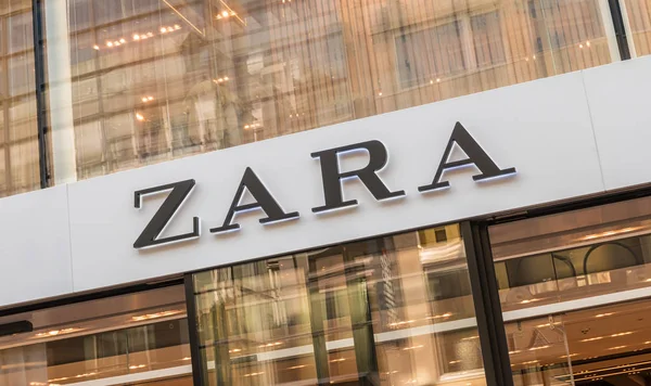 Логотип Zara на магазине — стоковое фото