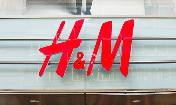 Logotipo H & M en una tienda — Foto de Stock