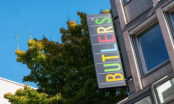 Butlers lagra logotyp på en byggnad — Stockfoto