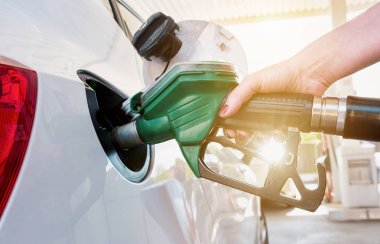 el araba yakıt dolum istasyonu ile dolumu