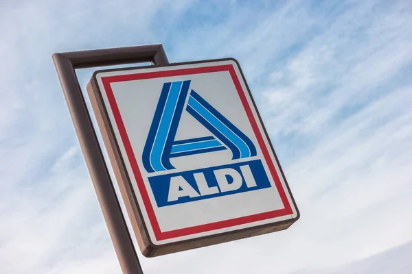 Aldi segno (divisione nord) contro il cielo blu — Foto Stock