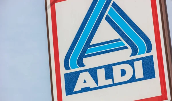 Aldi-teken (Noord divisie) tegen blauwe hemel — Stockfoto