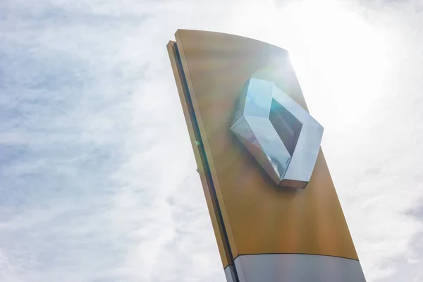 Renault Autohaus Schild gegen bewölkten Himmel mit Sonnenlicht — Stockfoto