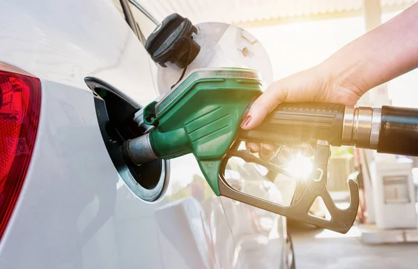 Frau betankt Auto an Tankstelle mit Kraftstoff — Stockfoto