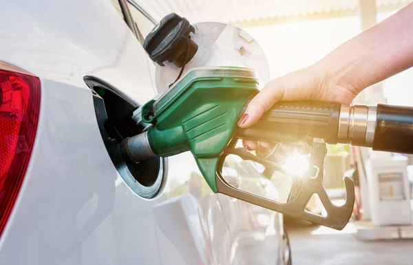 Mano femenina llenando el coche con combustible en una estación de servicio — Foto de Stock