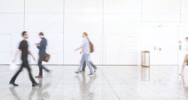 Koridor expo Hall az bulanık iş adamları