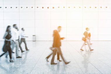 Fuar ziyaretçileri bir katta bulanık
