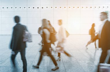 Bir ticaret fuarı bulanık iş ziyaretçi
