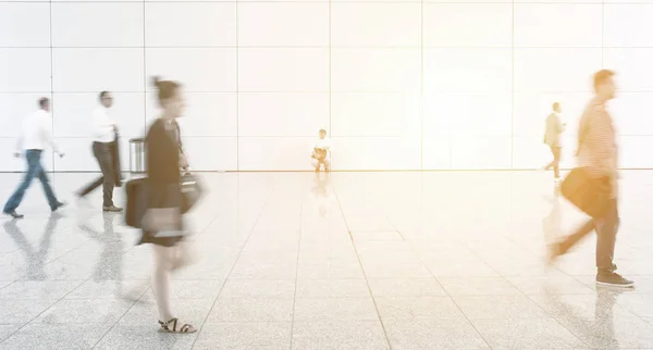 Viajeros de negocios borrosos en un aeropuerto — Foto de Stock