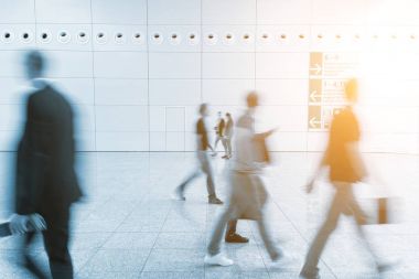 Bulanık iş insanlar yürürken, insanlar