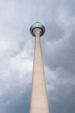 Fırtına adlı tv Kulesi Rheinturm Düsseldorf Almanya