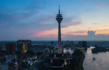 Düsseldorf kent kulesinde Rheinturm