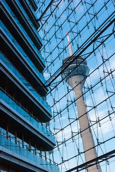 Televizyon Kulesi Rheinturm Düsseldorf Almanya görünümünü