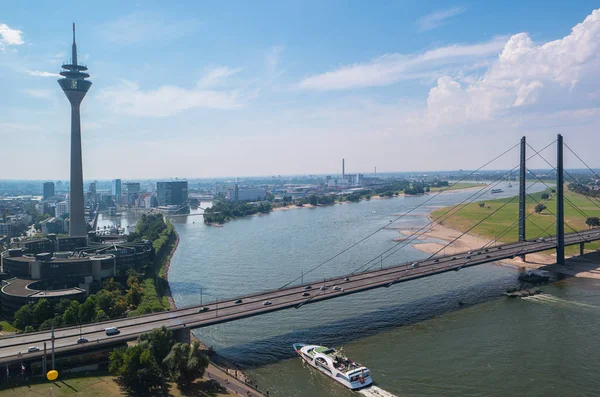 Paisaje urbano de Düsseldorf sobre el río Rin en verano — Foto de Stock