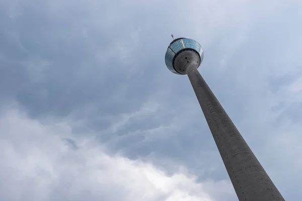 Nuvens de mamíferos na torre de televisão (Rheinturm) de Dusseldorf em Ger — Fotografia de Stock