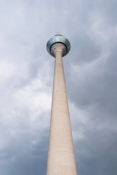 Trovoada na torre de tv Rheinturm de Dusseldorf, na Alemanha — Fotografia de Stock