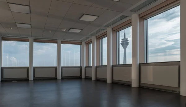 Vue depuis un immeuble de bureaux de la tour de télévision à Düsseldorf — Photo