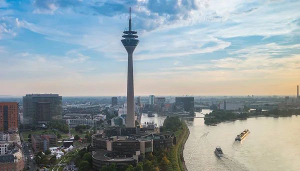 Ciudad de Dusseldorf skyline al amanecer — Foto de Stock