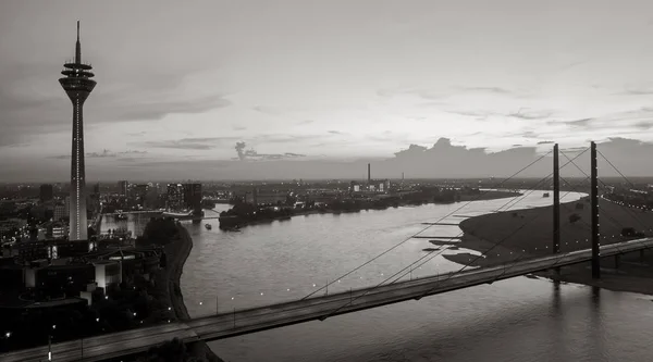 Blick auf Düsseldorf in der Abenddämmerung in schwarz-weißen Farben — Stockfoto