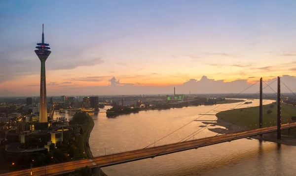 Düsseldorfer Skyline bei Sonnenuntergang — Stockfoto