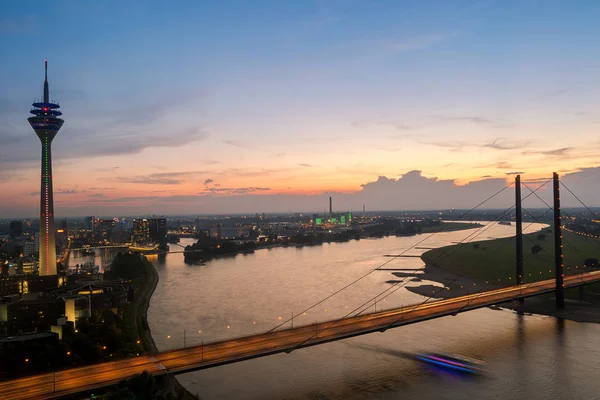 Farbenfroher Sonnenuntergang über Düsseldorf in Deutschland — Stockfoto