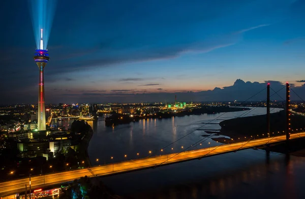 Düsseldorf se osvětlená věž Rýn (Rheinturm) v noci — Stock fotografie