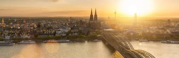 Kölns silhuett med katedralen (Dom) panorama — Stockfoto