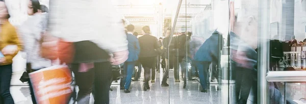 Foule anonyme dans un centre commercial — Photo