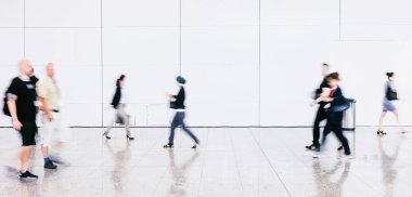 bulanık commuters bir havaalanında yürüyüş