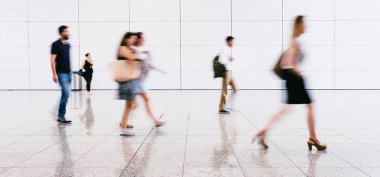 bulanık commuters bir modern salonunda yürüyüş