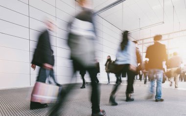 Ticaret fuarındaki bulanık insanlar