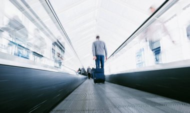 merdivenler üzerinde bir Havaalanı kullanarak bulanık iş commuters