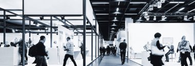 bulanık iş adamları bir ticaret fuar standında